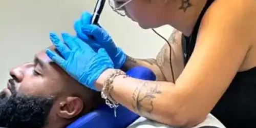 Apprenti en cours de formation tricopigmentation